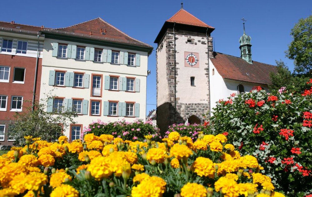 Bild von Blumen und einem der Uhrentürme in Villingen-Schwenningen