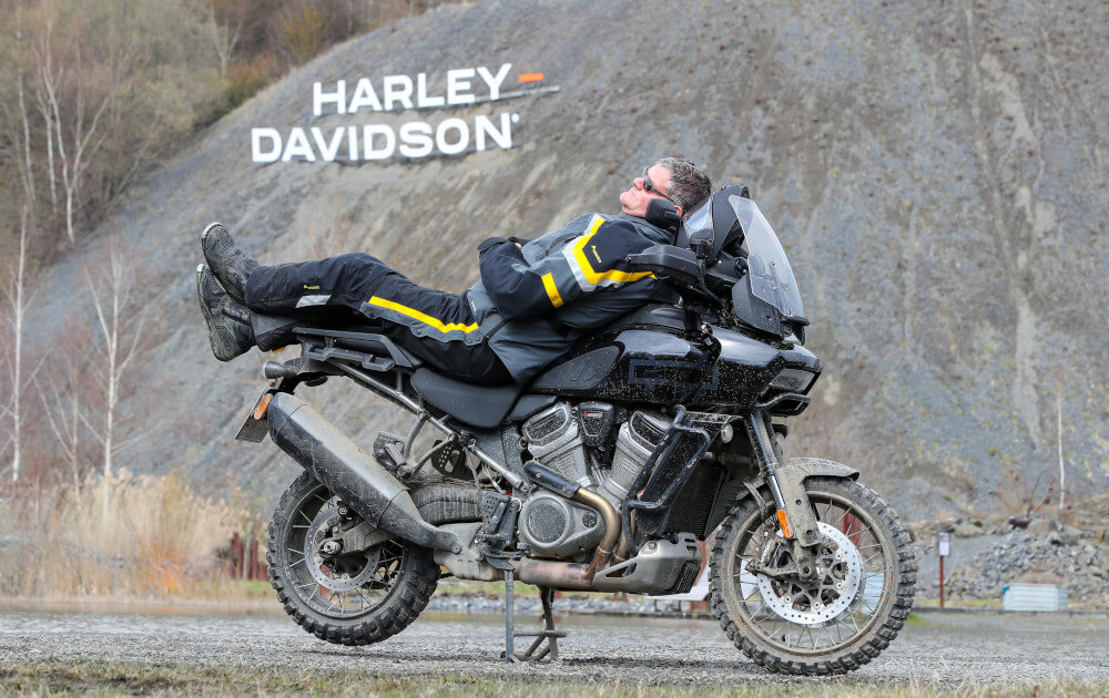 Bild von Michael Hoyer, der längs auf einem Motorrad liegt